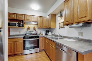 Jääkaappi, mikroaaltouuni, liesi, astianpesukone