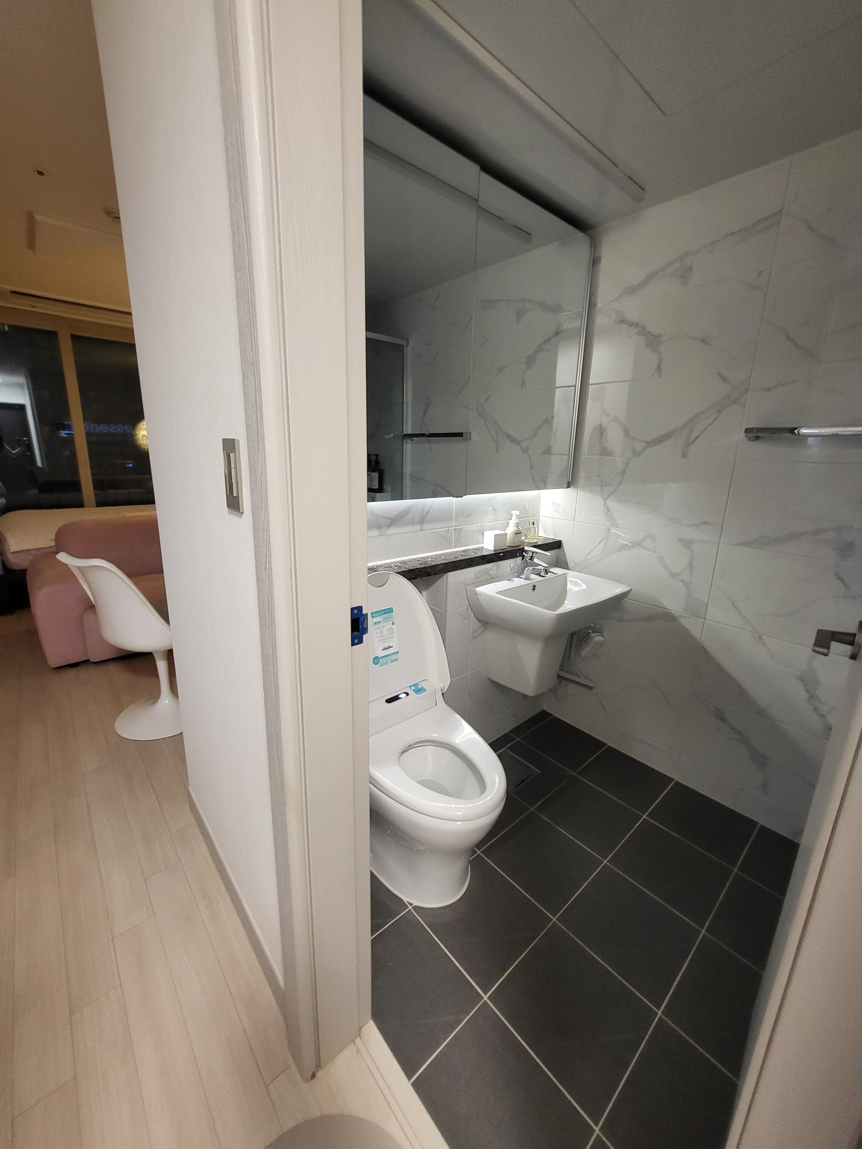 Hårføner, bidé, håndklær og såpe