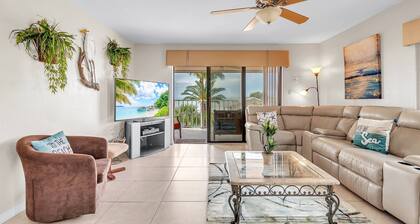 Beachfront, Heated Pool, Tennis, Pool, Free Parking, Free Activities! ~ 211 Reef Club