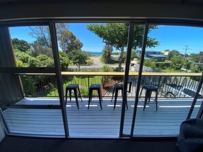 Un balcón con vistas a una zona residencial, con casas y árboles.