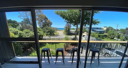 Large Family Friendly Patons Rock Beach Retreat