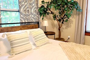 Iron/ironing board, WiFi, bed sheets - Quiet Downtown Apt w/ Fireplace (Waterville)