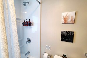 Hair dryer, towels - Quiet Downtown Apt w/ Fireplace (Waterville)