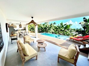 Outdoor dining - Spacious 3 BR Island Villa w/Pool Fast Wifi-Sleeps 8 Washer & Dryer (Bora Bora)