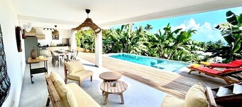 Spacious 3 BR Island Villa w/Pool Fast Wifi-Sleeps 8 Washer & Dryer