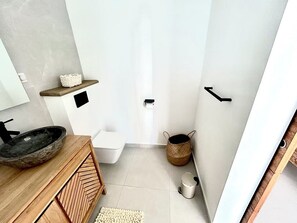 Shower, hair dryer, towels, soap - Spacious 3 BR Island Villa w/Pool Fast Wifi-Sleeps 8 Washer & Dryer (Bora Bora)