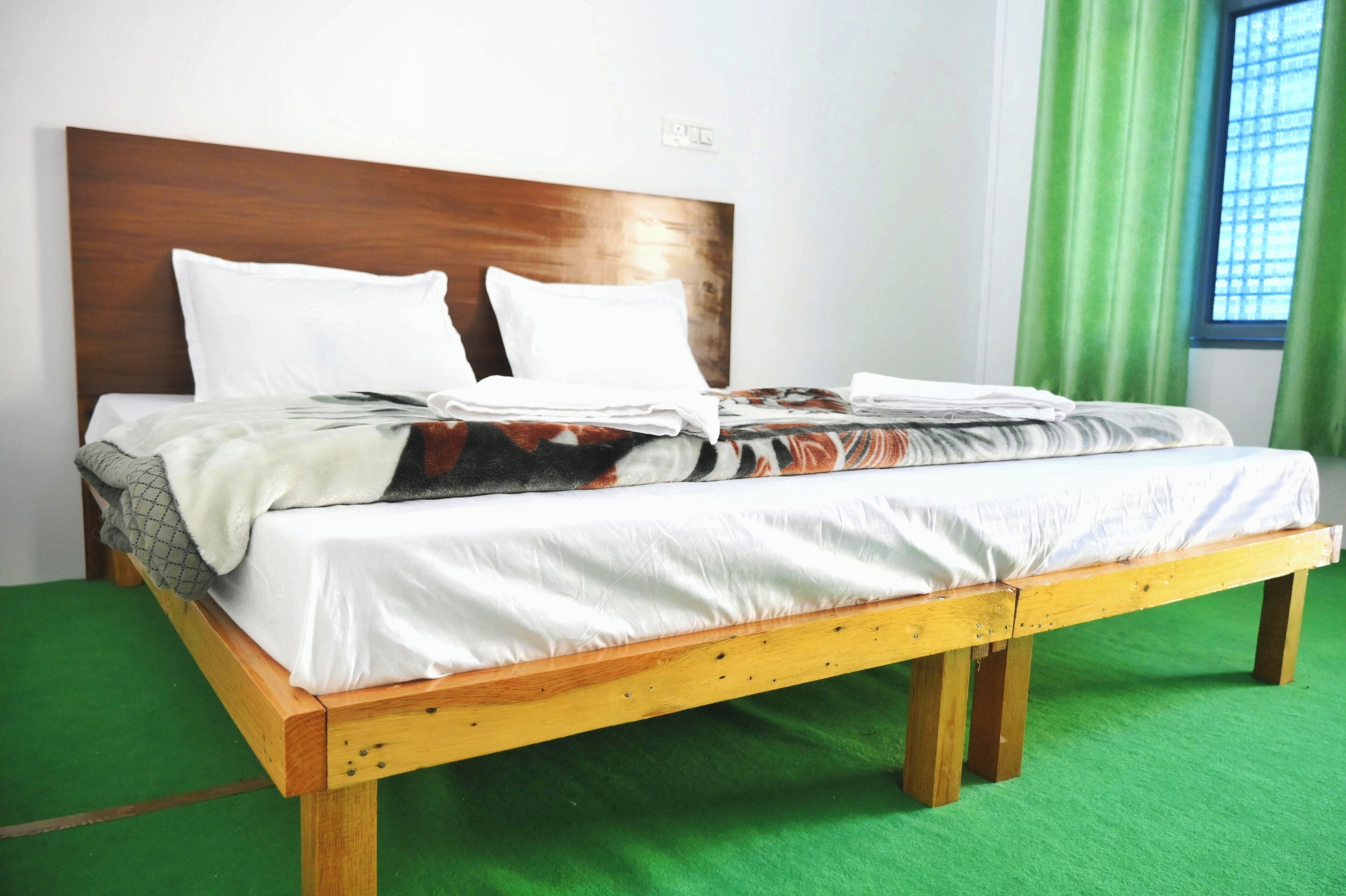 Habitación doble Deluxe, vista a la montaña | Baño | Regadera, pantuflas, toallas, jabón 