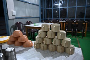 Bao gồm bữa sáng đầy đủ hàng ngày