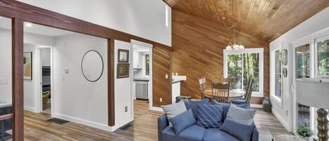 TĂ©lĂ©viseur connectĂ©, foyer, livres, Ă©cran dâordinateur