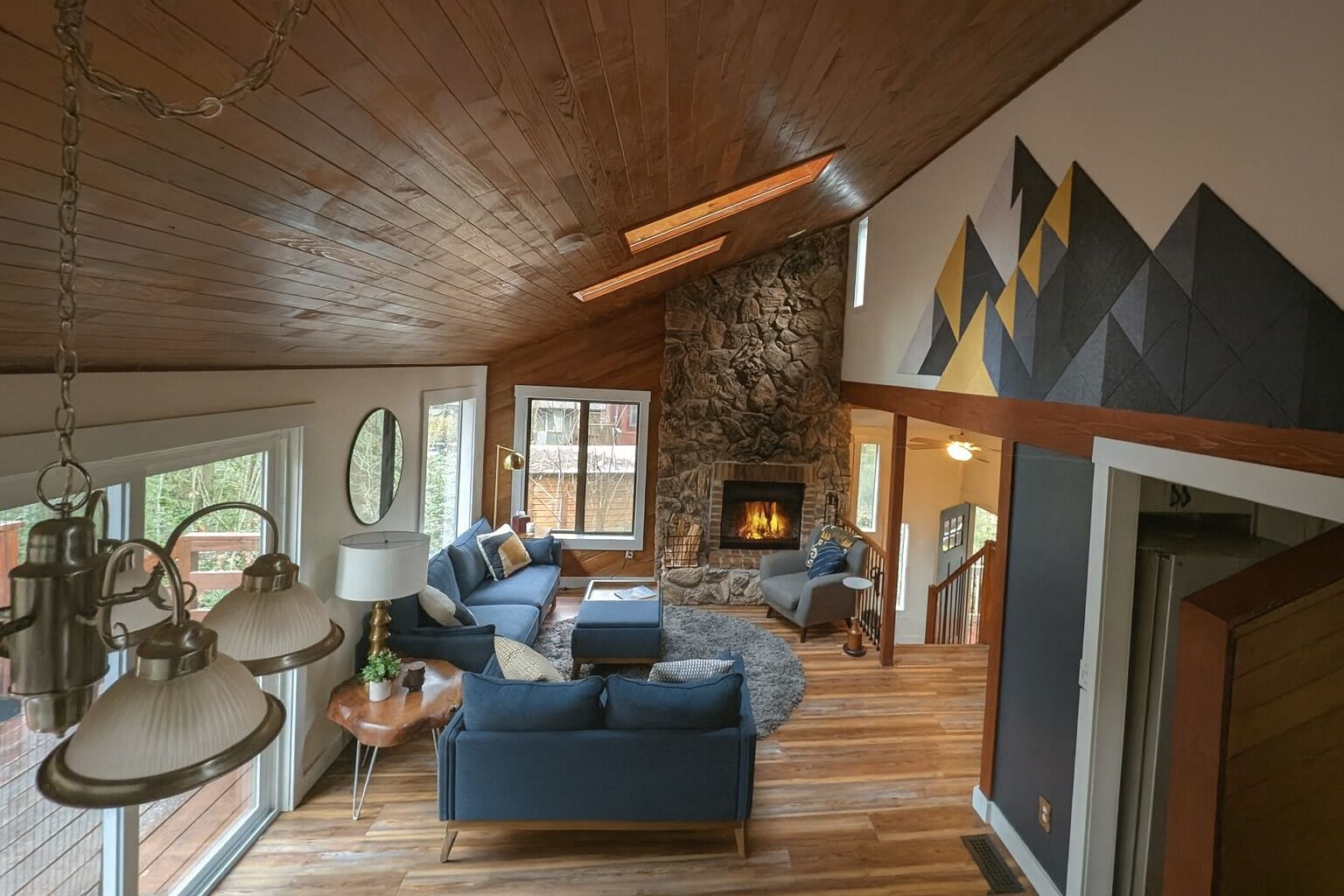 Televisor intel·ligent, llar de foc, llibres i pantalles d'ordinador 