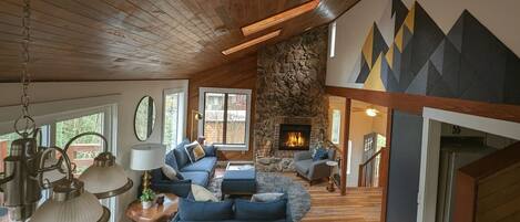 Televisor intel·ligent, llar de foc, llibres i pantalles d'ordinador