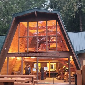 Outdoor dining - Wy’East Waters · Riverfront Hot Tub Retreat · Near Mt. Hood · Dog Friendly (Rhododendron)