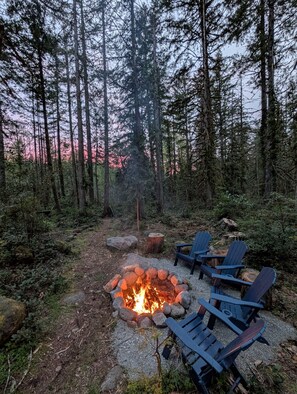 Property grounds - Wy’East Waters · Riverfront Hot Tub Retreat · Near Mt. Hood · Dog Friendly (Rhododendron)