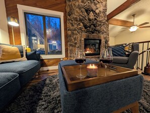 Smart TV, chimenea, libros y monitor de computadora 