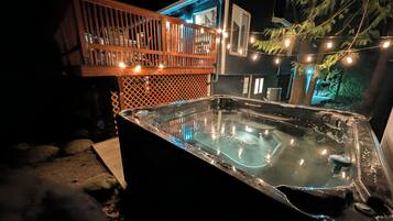 Banyera d'hidromassatge a l'aire lliure