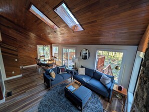 Smart TV, caminetto, libri, monitor per computer