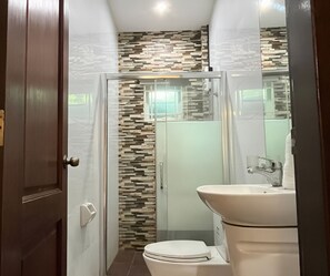 Shower, bidet, towels, soap - Ranchotel Guesthouse in Villasis (Villasis)