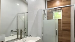 A modern bathroom with a white sink, mirror, and toilet. - Ranchotel Guesthouse in Villasis (Villasis)