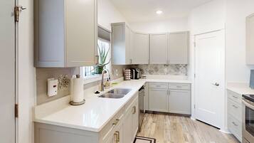 Kühlschrank, Mikrowelle, Herdplatte, Geschirrspüler