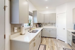 Kühlschrank, Mikrowelle, Herdplatte, Geschirrspüler