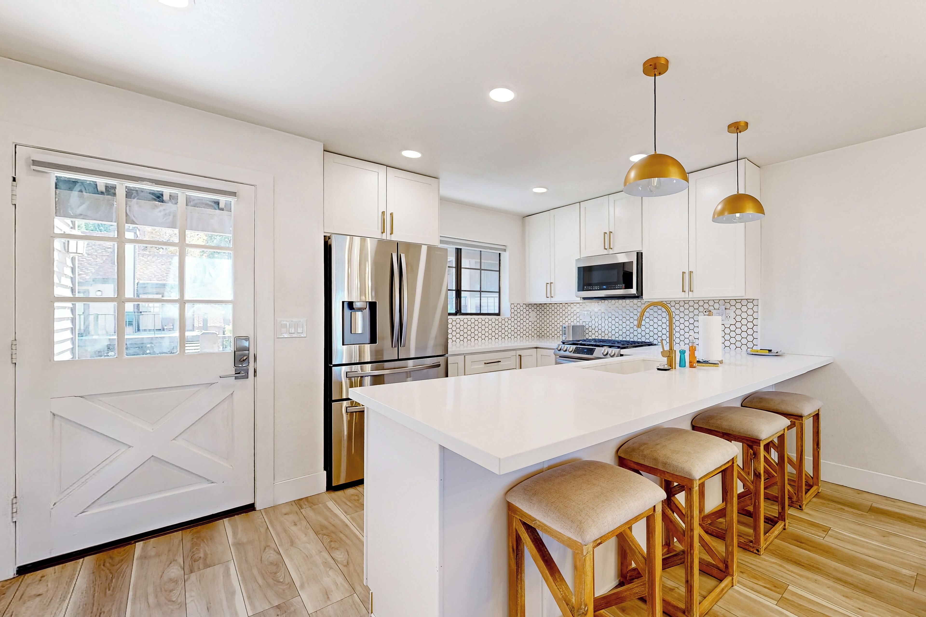 Fridge, microwave, stovetop, dishwasher