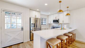 Fridge, microwave, stovetop, dishwasher