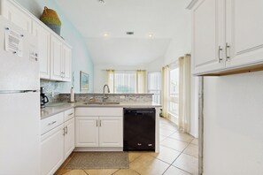 Fridge, microwave, stovetop, dishwasher - Walk to the Sand! Ocean-View Galveston Townhome (Galveston)