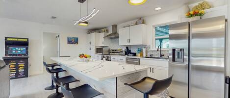 Réfrigérateur, micro-ondes, plaque de cuisson, lave-vaisselle