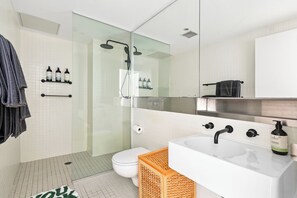 Shower, hair dryer, towels, soap - Paddington Oasis. Terrace + Pool Near Bondi & CBD. (Paddington)