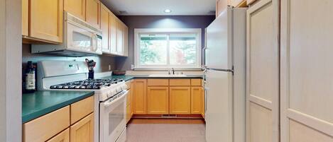 Kylskåp, mikrovågsugn, spishäll och diskmaskin