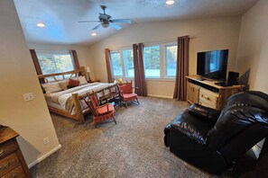 Iron/ironing board, Internet, bed sheets - Home w/ Hot Tub, 3 Mi to Lake & Ponderosa Park (McCall)
