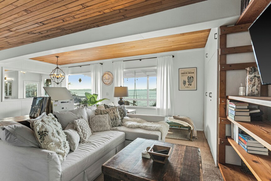 'Cedar & Sage' Waterfront Cottage On Puget Sound - Tacoma, WA