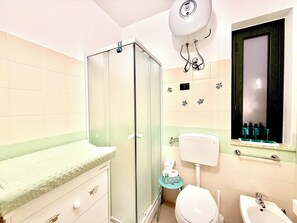 Shower, hair dryer, bidet, towels - Pine Beach House - Tourist Village with Pool and Animation (Sicilia)