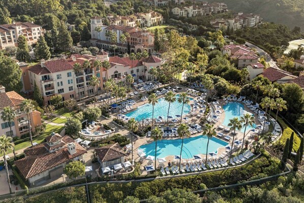 حمّام سباحة مُدفَّأ