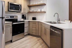 ثلاجة، ميكروويف، فرن، موقد طهي مسطح