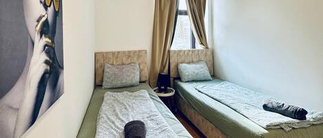 Eenvoudig appartement | Een strijkplank/strijkijzer