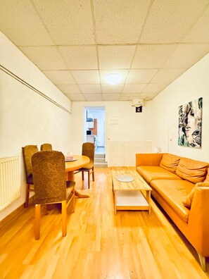 Basic Apartment | Living room