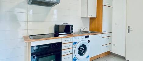 Leilighet – basic | Eget kjøkken | Mikrobølgeovn, ovn, kokeplater og oppvaskmaskin