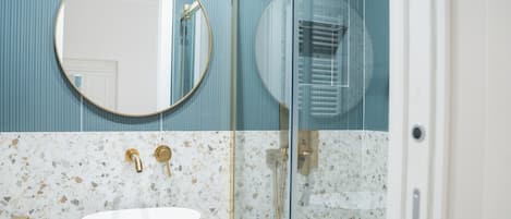 Dusche, Haartrockner, Bidet, Handtücher