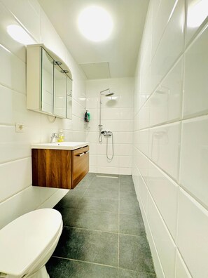 Basic Apartment | Bathroom - Bright 5P Apartment Near Praterstern (Vienna)