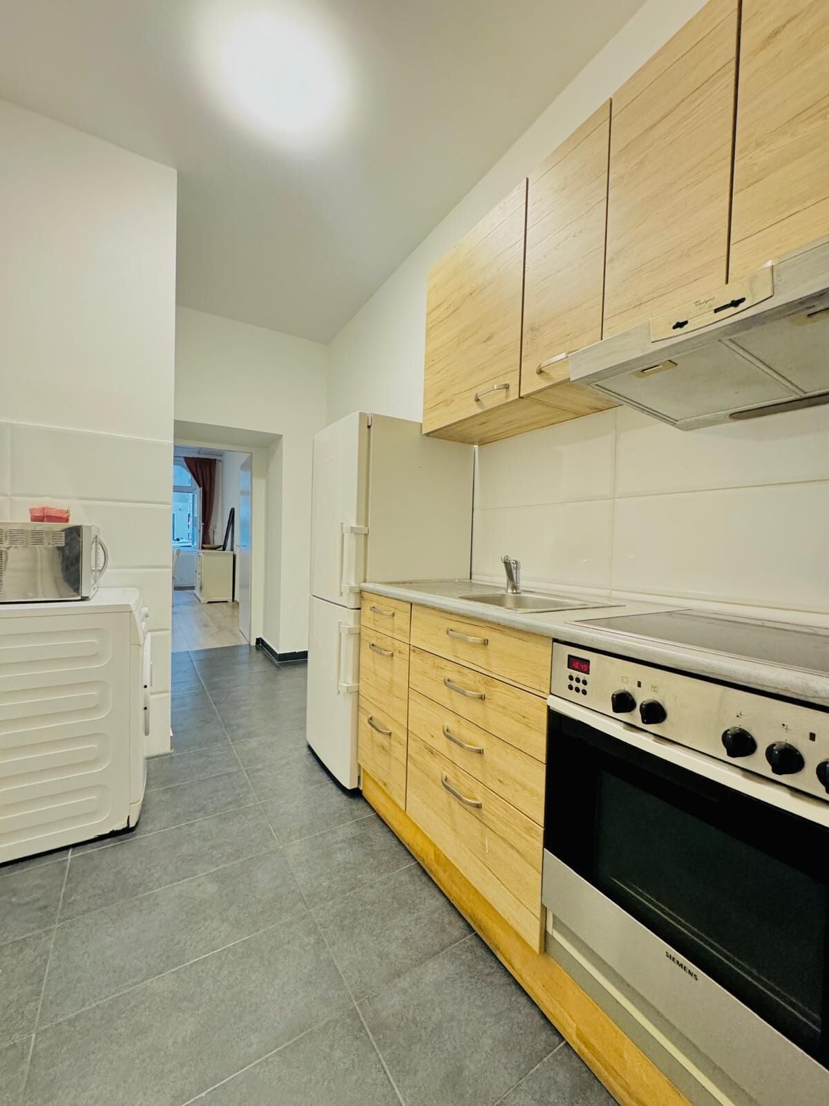 Basic-Apartment | Eigene Küche | Mini-Kühlschrank, Ofen, Herdplatte, Kochgeschirr/Geschirr/Besteck