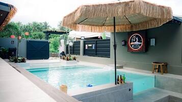 Una piscina al aire libre