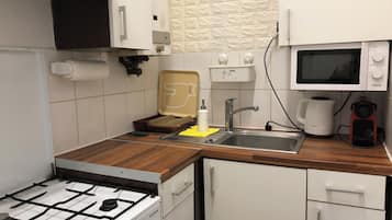 Basic-lejlighed | Privat køkken | Køleskab, mikrobølgeovn, ovn, kogeplade