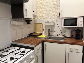 Apartamento básico | Cocina privada | Frigorífico, microondas, horno y placa de cocina