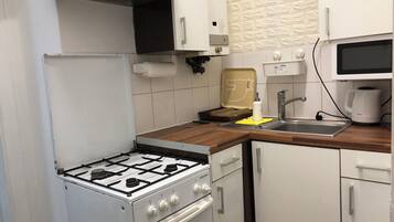 Basic-Apartment | Eigene Küche | Kühlschrank, Mikrowelle, Ofen, Herdplatte