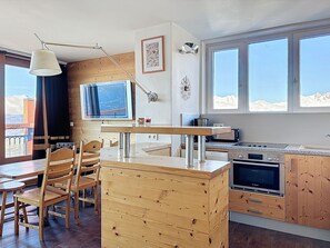 Frigorífico, microondas, horno y lavavajillas