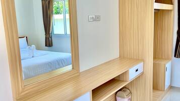 Familie villa, privébadkamer, uitzicht op zwembad | Kamervoorziening