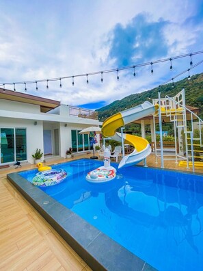 Outdoor pool - Le poulet poolvilla khanom (Khanom)