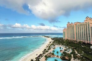 Beach nearby - Harborside Resort - One Bedroom Premium - Full Resort Access (Paradise Island)