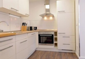 Fridge, oven, stovetop, dishwasher